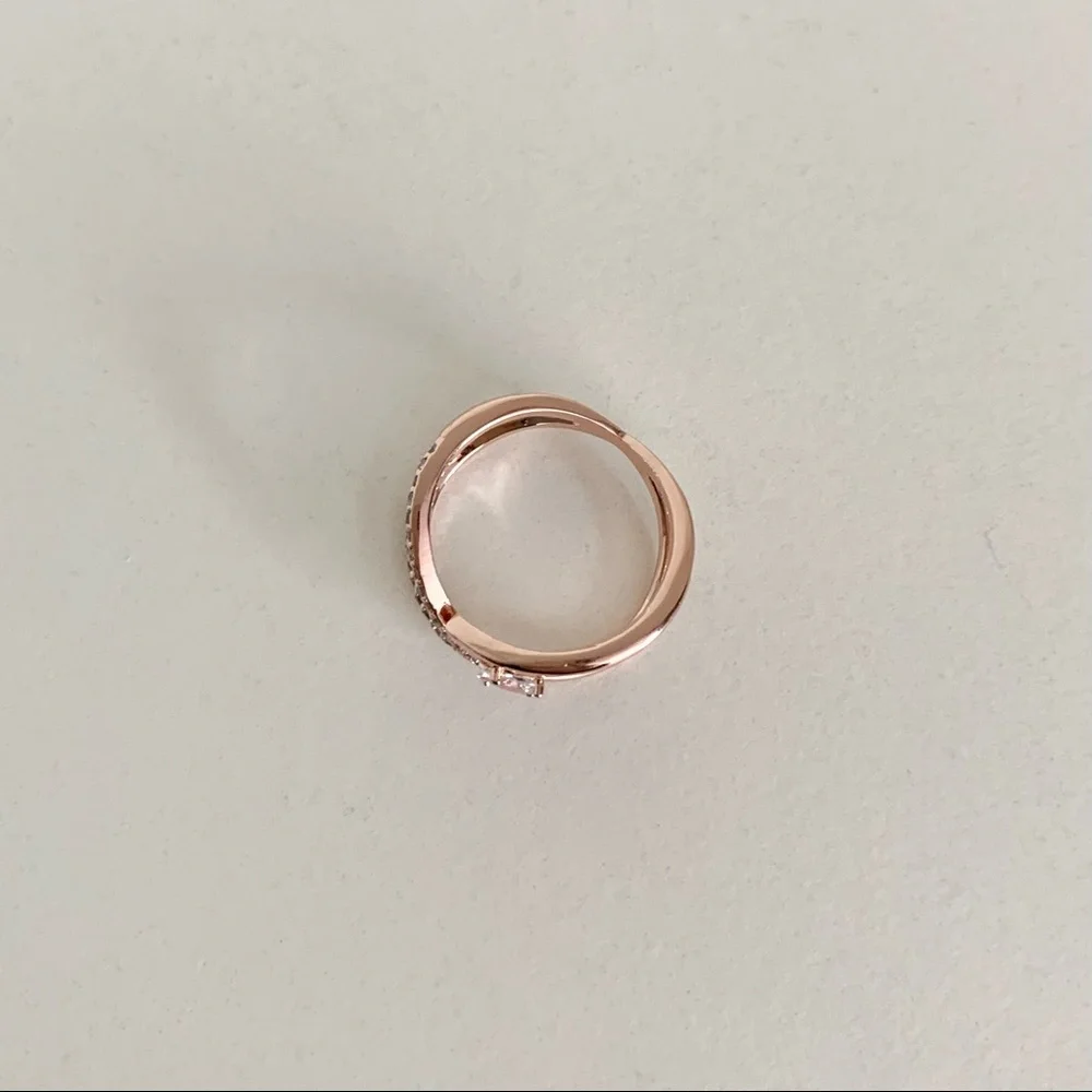 NWOT Rose gold X ring